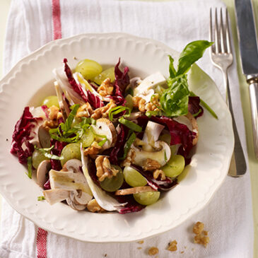 Radicchiosalat mit Trauben und Pilzen