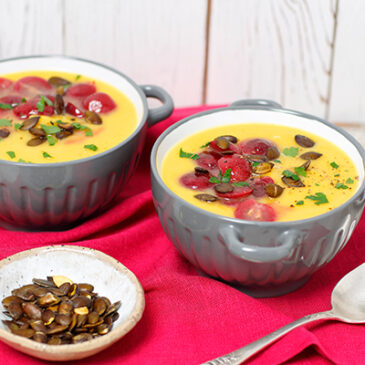 Kürbiskernsuppe mit roten Trauben